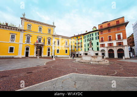 Piazza del Mercato oder Marktplatz ist einer der wichtigsten Plätze der Stadt in Norditalien Brescia Stockfoto