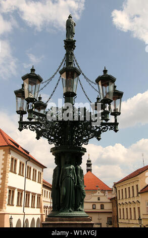 Alte gaslight aus den 1860er Jahren auf der Burg in Prag, die jetzt zu Strom umgewandelt wurde. Stockfoto