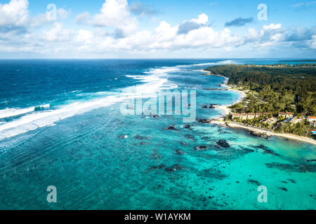 Antenne drone Ansicht bei der Luxus Resorts und der Küste am Strand von Belle Mare auf der Insel Mauritius. Getönten Bild. Stockfoto