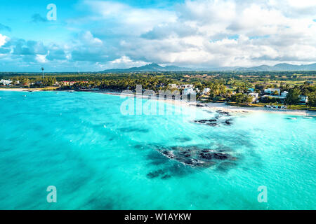 Antenne drone Ansicht bei der Luxus Resorts und der Küste am Strand von Belle Mare auf der Insel Mauritius. Getönten Bild. Stockfoto