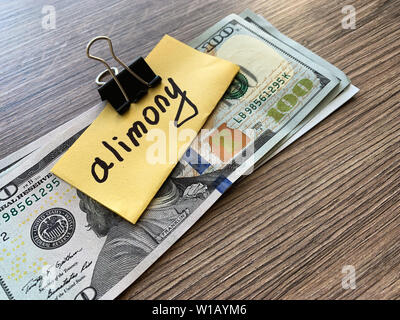 Zahlungen Alimente. Haufen Dollar mit Vorzeichen Alimente und Geld. Scheidung und Trennung Konzept. Stockfoto