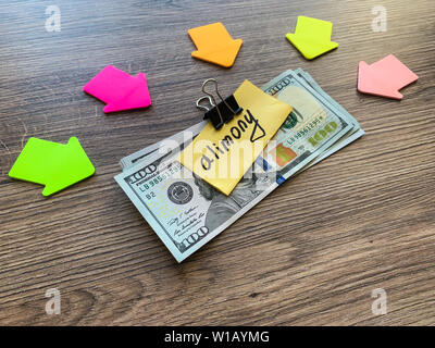 Zahlungen Alimente. Haufen Dollar mit Vorzeichen Alimente und Geld. Scheidung und Trennung Konzept Stockfoto
