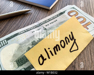 Zahlungen Alimente. Haufen Dollar mit Vorzeichen Alimente und Geld. Scheidung und Trennung Konzept. Stockfoto