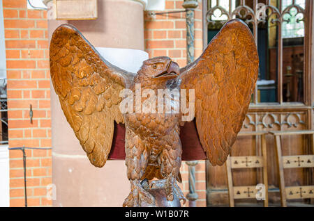 Ein hölzernes Rednerpult in einer Kirche in der Form eines Adler geschnitzt. Stockfoto