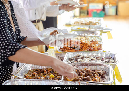 Eine self service Buffet der Philippinische Gerichte auf einer Party. Stockfoto