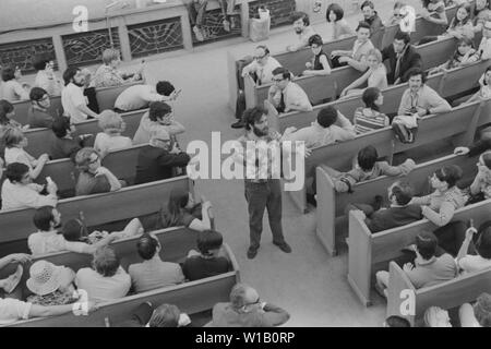 Radikalen Linken Yippie (Youth International Party) co-Gründer Jerry Rubin mit einer Masse in einem Cincinnati, Ohio Synagoge im Jahr 1968 spricht. Stockfoto