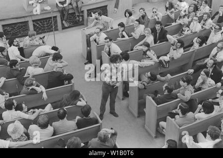 Radikalen Linken Yippie (Youth International Party) co-Gründer Jerry Rubin mit einer Masse in einem Cincinnati, Ohio Synagoge im Jahr 1968 spricht. Stockfoto