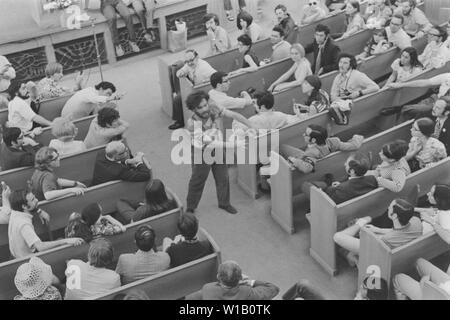 Radikalen Linken Yippie (Youth International Party) co-Gründer Jerry Rubin mit einer Masse in einem Cincinnati, Ohio Synagoge im Jahr 1968 spricht. Stockfoto