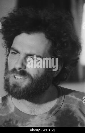 Radikalen Linken Yippie (Youth International Party) co-Gründer Jerry Rubin mit einer Masse in einem Cincinnati, Ohio Synagoge im Jahr 1968 spricht. Stockfoto