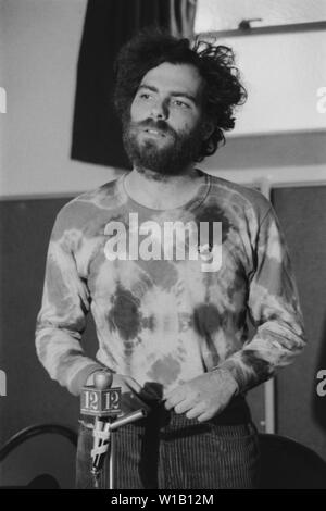 Radikalen Linken Yippie (Youth International Party) co-Gründer Jerry Rubin mit einer Masse in einem Cincinnati, Ohio Synagoge im Jahr 1968 spricht. Stockfoto