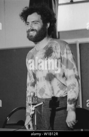 Radikalen Linken Yippie (Youth International Party) co-Gründer Jerry Rubin mit einer Masse in einem Cincinnati, Ohio Synagoge im Jahr 1968 spricht. Stockfoto