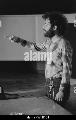 Radikalen Linken Yippie (Youth International Party) co-Gründer Jerry Rubin mit einer Masse in einem Cincinnati, Ohio Synagoge im Jahr 1968 spricht. Stockfoto