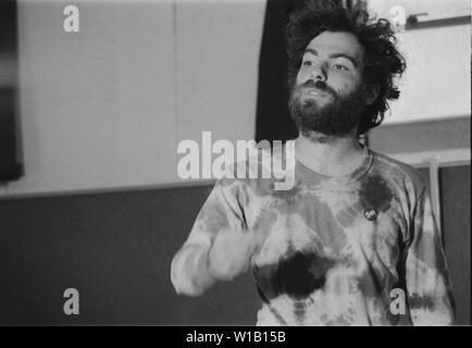 Radikalen Linken Yippie (Youth International Party) co-Gründer Jerry Rubin mit einer Masse in einem Cincinnati, Ohio Synagoge im Jahr 1968 spricht. Stockfoto