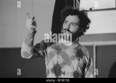 Radikalen Linken Yippie (Youth International Party) co-Gründer Jerry Rubin mit einer Masse in einem Cincinnati, Ohio Synagoge im Jahr 1968 spricht. Stockfoto