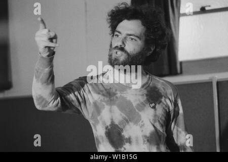 Radikalen Linken Yippie (Youth International Party) co-Gründer Jerry Rubin mit einer Masse in einem Cincinnati, Ohio Synagoge im Jahr 1968 spricht. Stockfoto