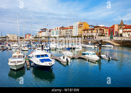 Gijon Marina mit Yachten. Gijon ist die größte Stadt in Asturien in Spanien. Stockfoto