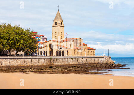 Kirche von San Pedro Apostol oder Iglesia de San Pedro Apostol ist eine katholische Kirche in der Stadt von Gijon in Asturien, Spanien Stockfoto