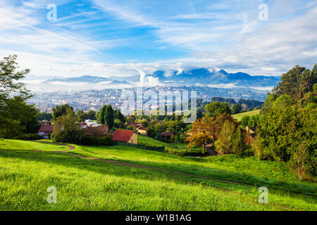 Oviedo Stadt Antenne Panoramablick Sonnenuntergang Blick von der Kirche Santa Maria del Naranco Aussichtspunkt in der Nähe von Oviedo, Spanien Stockfoto