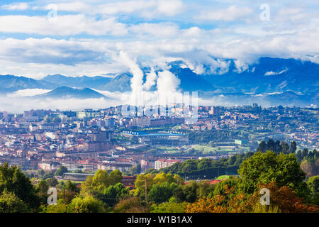 Oviedo Stadt Antenne Panoramablick Sonnenuntergang Blick von der Kirche Santa Maria del Naranco Aussichtspunkt in der Nähe von Oviedo, Spanien Stockfoto