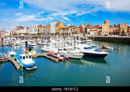 Gijon Marina mit Yachten. Gijon ist die größte Stadt in Asturien in Spanien. Stockfoto