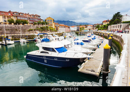 Yachten in der Marina von Llanes City, Provinz Asturien im Norden Spaniens Stockfoto