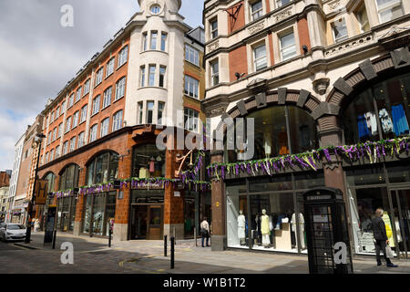 Schwarz Telefon Box und den Geschäften in der Long Acre in Covent Garden und Charing Cross London England Stockfoto