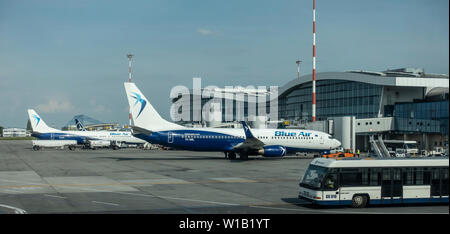 Die Schürze von Henri Coandă International Airport, Bukarest, Rumänien. Blue Air Flugzeug Boeing 737. Aeroportul Internațional Henri Coandă București Stockfoto