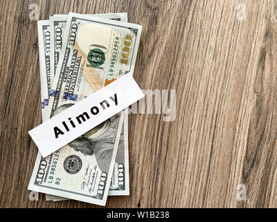 Zahlungen Alimente. Haufen Dollar mit Vorzeichen Alimente und Geld. Scheidung und Trennung Konzept. Stockfoto