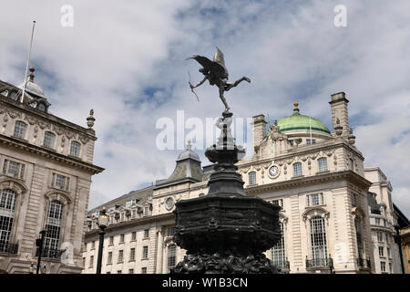 Shaftesbury Memorial Fountain toped durch die Statue von geflügelten Anteros in Piccadilly Circus mit dem Quadranten an der Regent Street London England Stockfoto