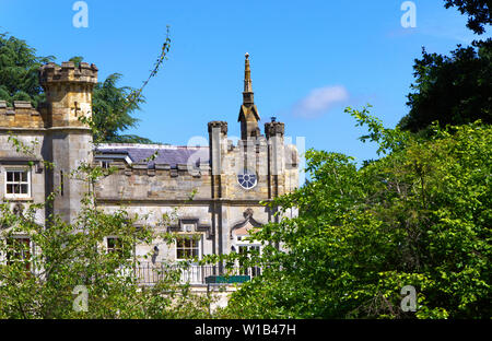 Sheffield Park und Gärten, Brücke und Wasserfall Stockfoto