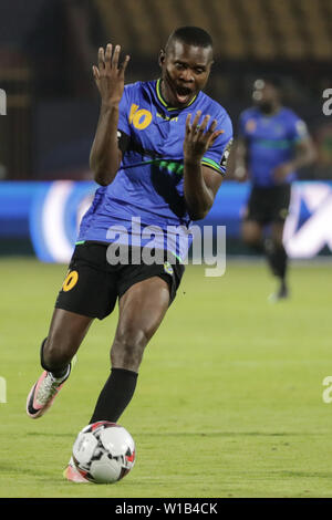 Kairo, Ägypten. 01. Juli, 2019. Tansanias Mbwana Samatta reagiert während der 2019 Afrika Cup Gruppe C Fußballspiel zwischen Tansania und Algerien Al-Salam Stadion. Credit: Oliver Weiken/dpa/Alamy leben Nachrichten Stockfoto