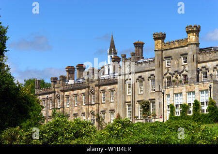 Sheffield Park und Gärten, Brücke und Wasserfall Stockfoto