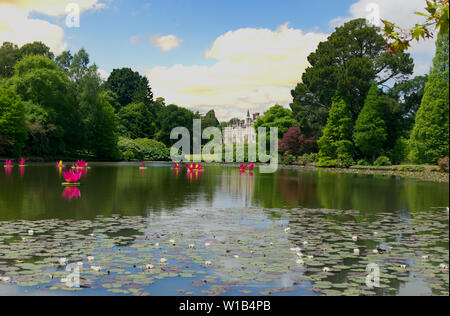 Sheffield Park und Gärten, Brücke und Wasserfall Stockfoto