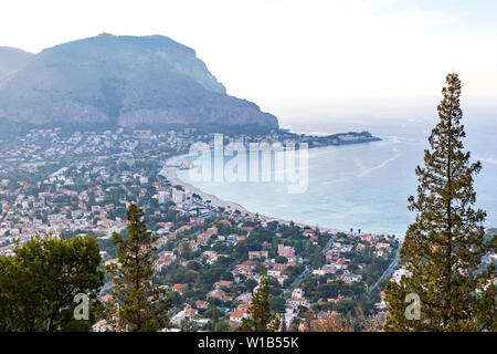 Panoramablick auf die Antenne am Abend Blick auf den Strand von Mondello (Spiaggia di Mondello) in Palermo, Sizilien, Italien. Strand liegt zwischen zwei Felsen namens Mount Gallo und Stockfoto