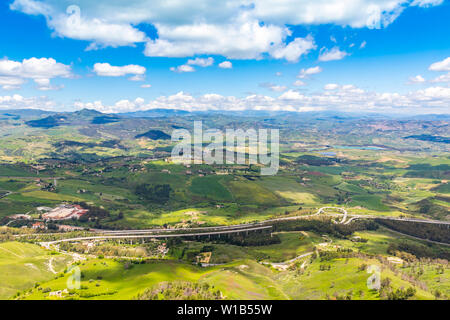 Malerischen grünen hügeligen Tal in der Nähe von Enna city, Sizilien, Italien. Die Autobahn A 19 von Catania nach Palermo auf dem Hintergrund. Blick vom Castello Stockfoto