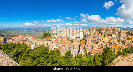 Malerischen Panoramablick auf das Luftbild von Enna Altstadt, Sizilien, Italien. Enna ist eine Stadt und Gemeinde im Zentrum von Sizilien. Auf 931 m über dem Meeresspiegel, Stockfoto