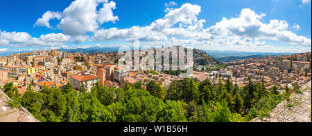 Malerischen Panoramablick auf das Luftbild von Enna Altstadt, Sizilien, Italien. Enna ist eine Stadt und Gemeinde im Zentrum von Sizilien. Auf 931 m über dem Meeresspiegel, Stockfoto