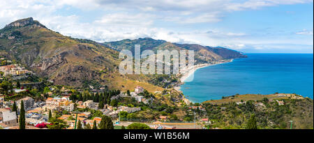 Panoramablick auf das Luftbild von Giardini-Naxos Bucht und das Ionische Meer Küste in der Nähe von Isola Bella Insel und Stadt Taormina, Sizilien, Italien Stockfoto