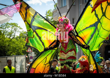 Berlin, Deutschland - Juni 9, 2019: Der Schmetterling auf dem Karneval der Kulturen Karneval Parade Inforaum Umzug - eine multikulturelle Musikfestival im Kre Stockfoto