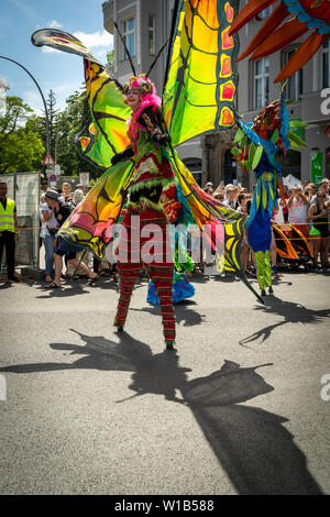 Berlin, Deutschland - Juni 9, 2019: Der Schmetterling auf dem Karneval der Kulturen Karneval Parade Inforaum Umzug - eine multikulturelle Musikfestival im Kre Stockfoto