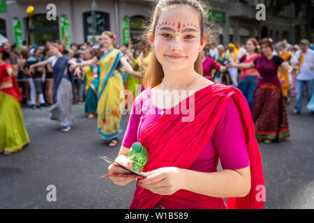 Berlin, Deutschland - Juni 9, 2019: Süsse junge Mädchen vor der Indischen dancegroup auf dem Karneval der Kulturen Karneval Parade Inforaum Umzug - ein mult Stockfoto