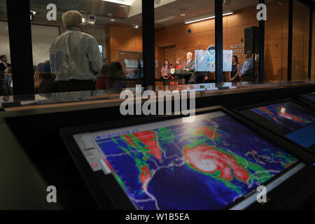 Miami, Vereinigte Staaten von Amerika. 25. Juni 2019. Vice President Mike Pence liefert Erläuterungen bei einer Tour durch das National Hurricane Center Dienstag, 25. Juni 2019, an das National Hurricane Center in Miami, Florida. Personen: Präsident Donald Trump Credit: Stürme Media Group/Alamy leben Nachrichten Stockfoto