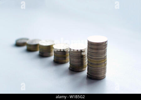 Die Spalten von Münzen, schritt der Stapel Münze auf weißem Hintergrund mit Kopie Platz für geschäftliche und finanzielle Konzept Idee isoliert. Stockfoto