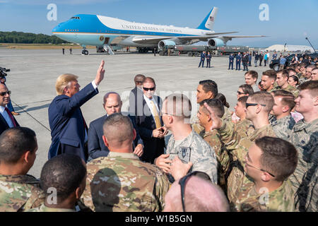 Anchorage, Vereinigten Staaten von Amerika. 26 Juni, 2019. Präsident Donald J. Trumpf Wellen zu militärischen Personal Mittwoch, 26. Juni 2019, bei einem Tankstopp in gemeinsamen Basis Elmendorf in Anchorage, Alaska Personen: Präsident Donald Trump Credit: Stürme Media Group/Alamy leben Nachrichten Stockfoto