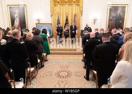 Washington, Vereinigte Staaten von Amerika. 25. Juni 2019. Präsident Donald J. Trumpf ist im Gebet durch die Ehrenmedaille Empfänger United States Army Staff Sgt. David Bellavia Dienstag, 25. Juni 2019, im Osten Zimmer des Weißen Hauses Personen: Präsident Donald Trump Credit: Stürme Media Group/Alamy leben Nachrichten Stockfoto