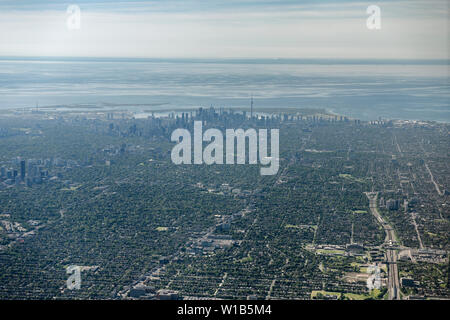 Luftaufnahme von Downtown Toronto Hochhäuser von Bathurst St und Allen Expressway über den Lake Ontario zu St Catherines Kanada Stockfoto