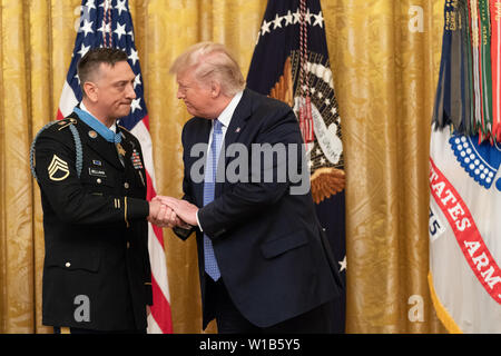 Washington, Vereinigte Staaten von Amerika. 25. Juni 2019. Präsident Donald J. Trumpf schüttelt Hände mit Ehrenmedaille Empfänger United States Army Staff Sgt. David Bellavia Dienstag, 25. Juni 2019, im Osten Zimmer des Weißen Hauses Personen: Präsident Donald Trump, David Bellavia Credit: Stürme Media Group/Alamy leben Nachrichten Stockfoto