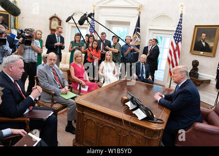 Washington, Vereinigte Staaten von Amerika. 25. Juni 2019. Präsident Donald J. Trumpf beteiligt sich an einem fentanyl Epidemie treffen update Dienstag, 25. Juni 2019, im Oval Office des Weißen Hauses Personen: Präsident Donald Trump Credit: Stürme Media Group/Alamy leben Nachrichten Stockfoto