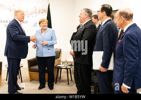 Osaka, Japan. 27 Juni, 2019. Präsident Donald J. Trumpf beteiligt sich an einem bilateralen Treffen mit der Bundeskanzlerin der Bundesrepublik Deutschland Angela Merkel auf dem G20-Gipfel Freitag, 28. Juni 2019, in Osaka, Japan, Personen: Präsident Donald Trump, Bundeskanzlerin der Bundesrepublik Deutschland Angela Merkel Quelle: Stürme Media Group/Alamy leben Nachrichten Stockfoto