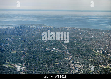 Luftaufnahme von Toronto Island und die Innenstadt von Hochhäusern von der Avenue Rd und Bathurst St über den Lake Ontario zu St Catherines Kanada Stockfoto